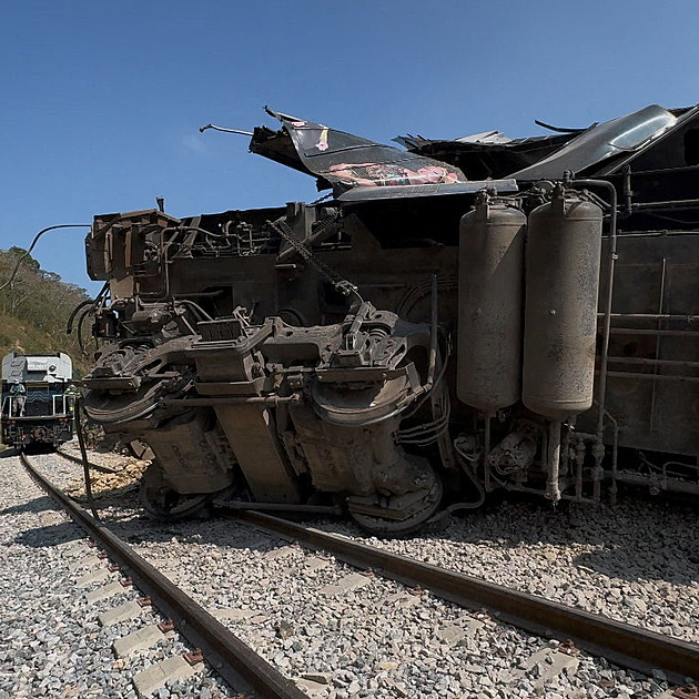 Nejméně 13 lidí zahynulo při vykolejení vlaku v Mexiku. Stovka utrpěla zranění