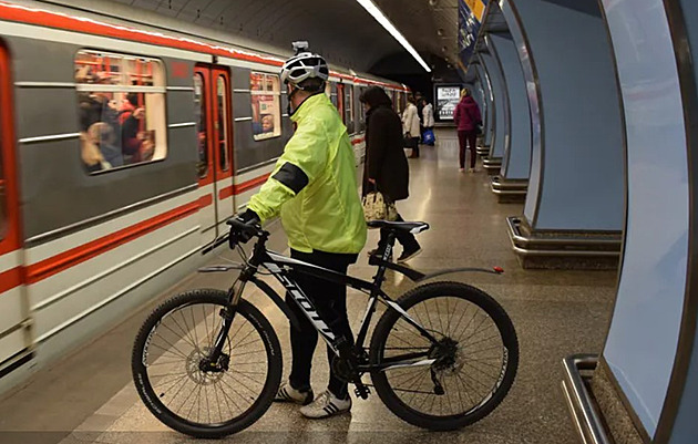 Kolo do metra nově postavíte kamkoliv s jedinou výjimkou, elektrokola mají zákaz