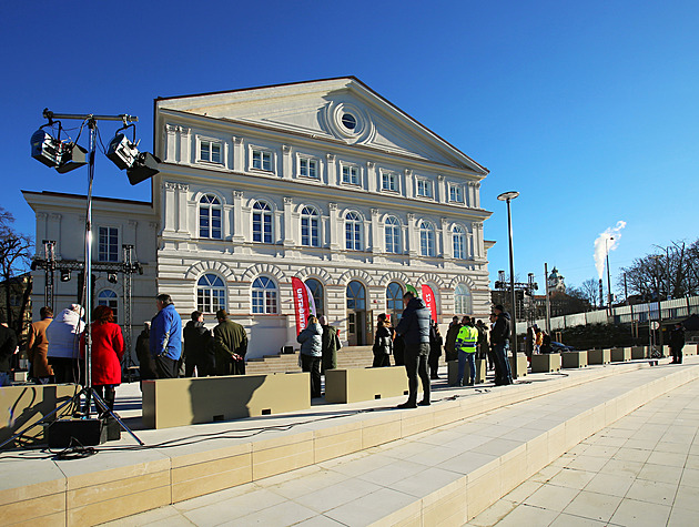 Slavie v Budějovicích je hotová, ale jen navenek. Náklady budou až 900 milionů