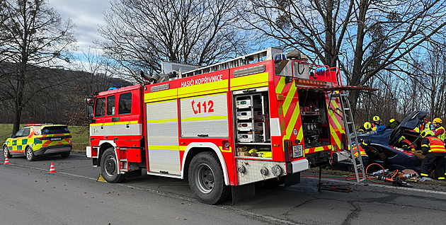 Nehoda u Karlových Varů uzavřela silnici. Zranění jsou tři dospělí a dítě