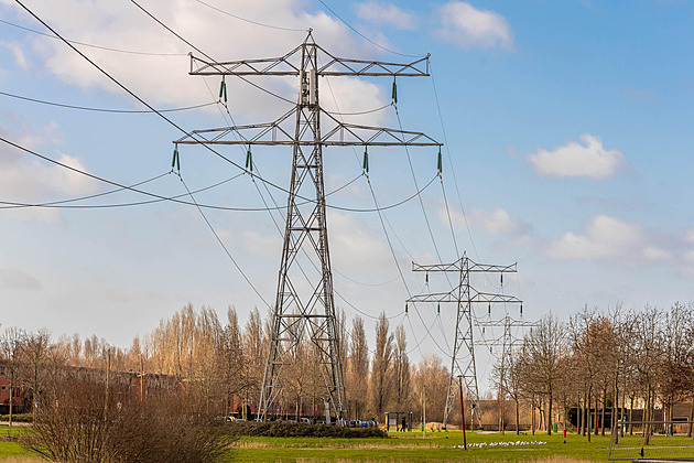 Vede vám elektrické napětí přes stavební pozemek? Počítejte s komplikacemi