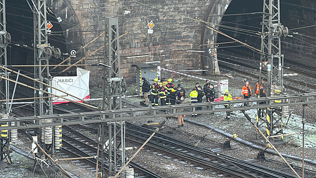 V kolejišti u pražského hlavního nádraží ležel mrtvý cizinec, nález omezil vlaky