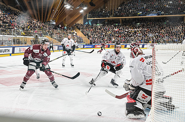 ONLINE: Sparta hraje semifinále Spengler Cupu, proti univerzitnímu výběru nestíhá