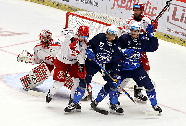 ONLINE: Kometa srovnala v Třinci, Vary hrají v Kladně. Pardubice čelí Litvínovu