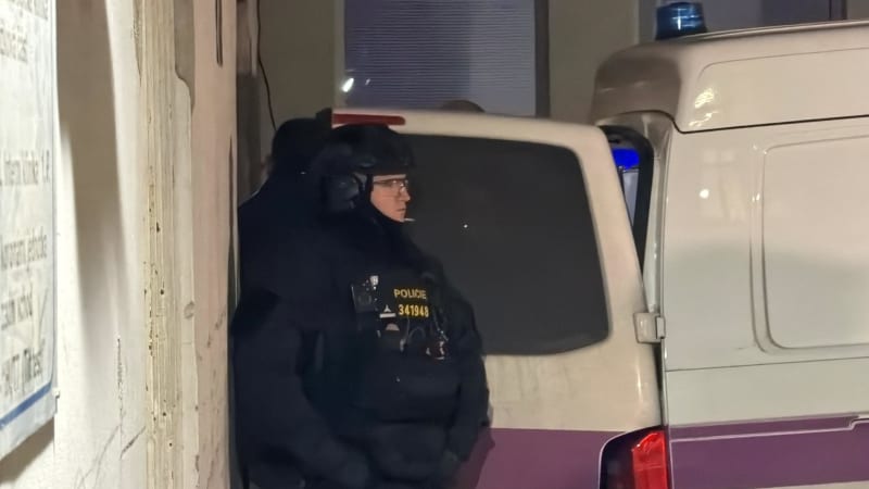 Vémola v bolestech: Po operaci i sténal, popisují svědci. Na nosítkách míří do vazby