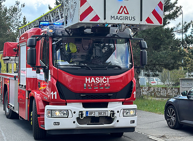 Od hořící dodávky chytl i dům sousedů. Ve voze našli hasiči propanbutanové lahve