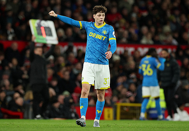 Arsenal zničil Aston Villu čtyřmi góly, Krejčí trefil bod pro Wolverhampton