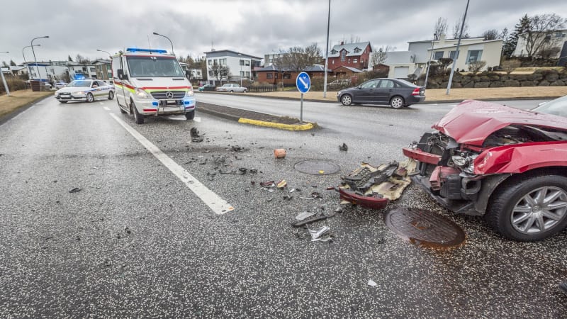 Neštěstí u Nymburka: Popelářský vůz vletěl do stromu, jeden člověk zemřel