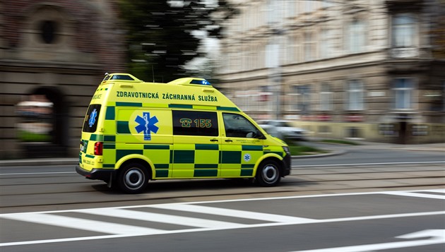 Řidič dostal v Jihlavě smyk a vjel do chodců. Čtyři skončili v nemocnici