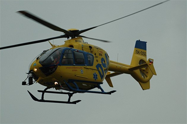 Muž v Táboře vypadl z šestého patra a přežil. V bytě se slavilo