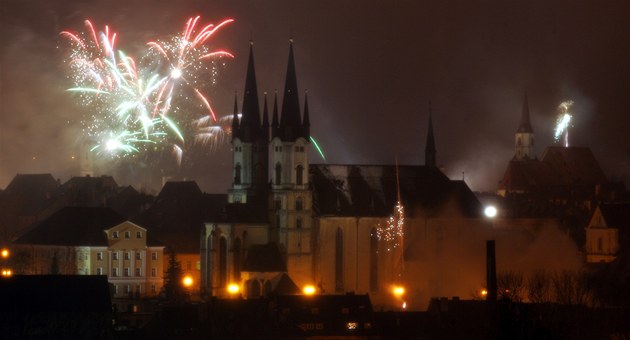 Bouchalo to, ale v mezích, přesto silvestrovská pyrotechnika opět ničila zdraví
