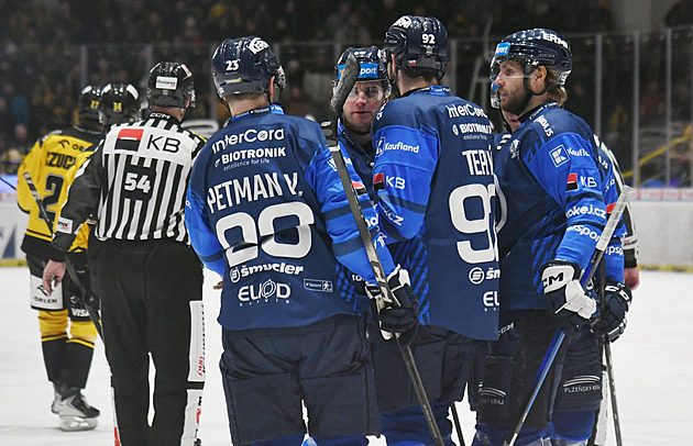 ONLINE: Pardubice srovnávají ve Varech, Třinec vyhrál. Plzeň dává šestý gól
