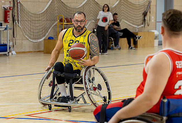 Basketbal na vozíku hraje profesionálně a říká: V Itálii na zápasy létáme