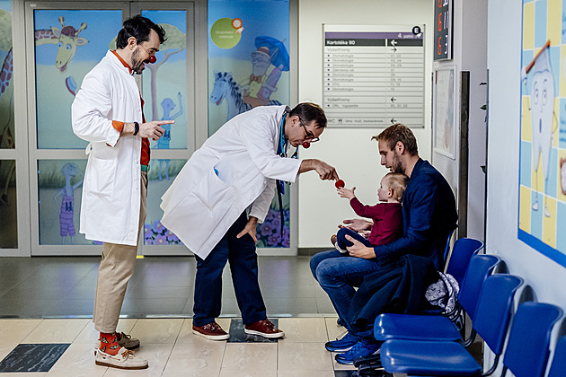 Červenými nosy proti nemocem. Zdravotní klauni léčí nemocné děti smíchem