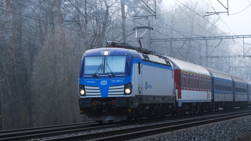 Skočil mezi koleje a rychlík mu projel nad hlavou. Muž zázračně unikl smrti v Dlouhé Třebové