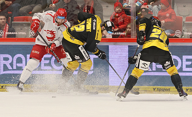 ONLINE: Třinec s Litvínovem rychle srovnal, Kladno vede na Spartě. Lídr ztrácí