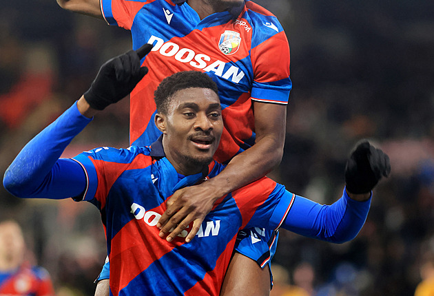 Fotbalové přestupy ONLINE: Durosinmi má nabídku z Itálie, Sparta pouští dva hráče