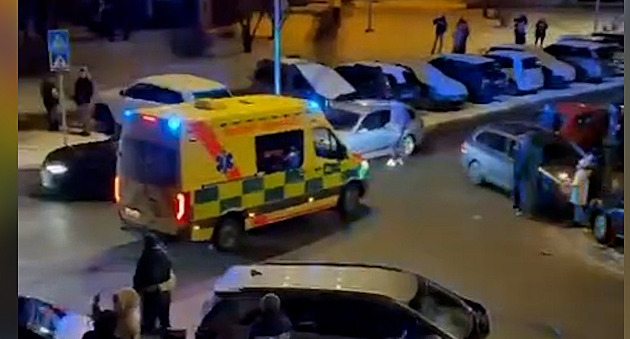 Ignoroval spěchající sanitku a v klidu telefonoval. Teď řidiče hledá policie