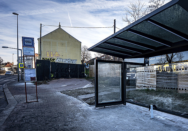 Hadovitá, nebo Stadion Strahov? Zastávka má nový přístřešek, ale se špatným názvem