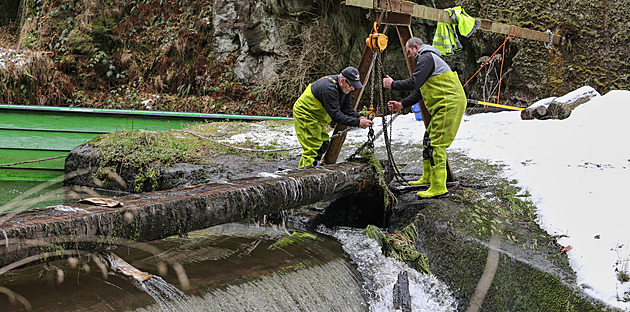 Vyzvednout a zavěsit klády. V Edmundově soutěsce po letech zase otevřeli jez