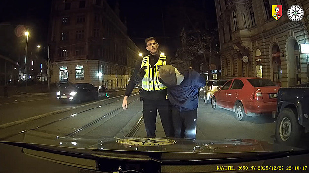 VIDEO: Hlídka v Praze přistihla sprejera v akci, útěk mu překazil hbitý policista