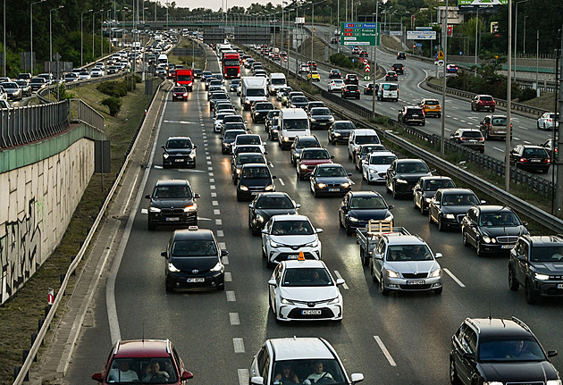 Varšava zpřísnila vjezd aut do zón čisté dopravy. Další města krok plánují