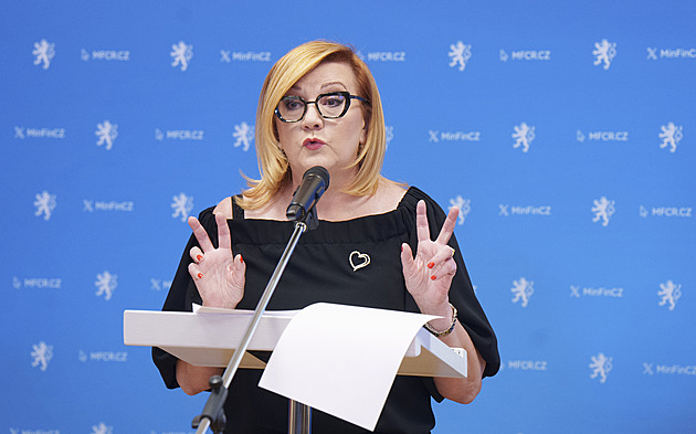 Schodek byl loni 290,7 miliardy, oznámila Schillerová. Stanjura se brání