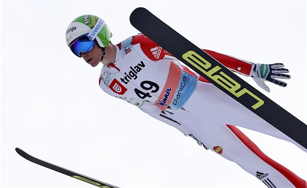 Větší rozkrok, lepší kombinéza. Skokani na lyžích si údajně aplikují kyselinu injekcí