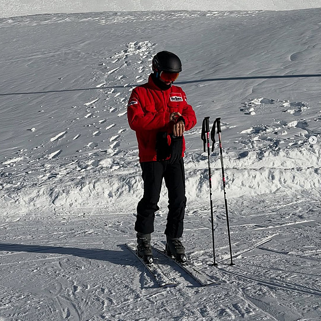 Gasly vyvolal kritiku. V ikonické bundě lyžoval v den Schumacherových narozenin