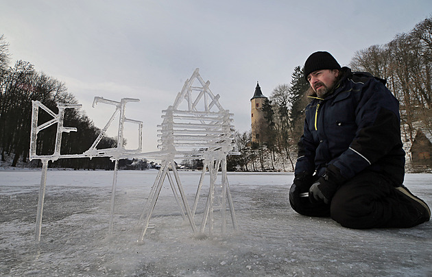 Originální novoroční přání. Zmrzlé PF na ledě rybníka slepil umělec sněhem a vodou