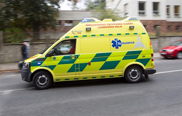 Místo pomoci arogance, kritizuje žena zásah záchranářů. Partner měl horečky