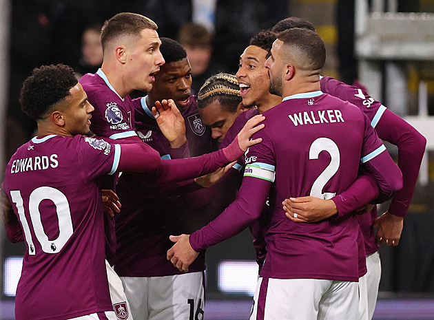 ONLINE: Červená pro Chelsea, Burnley vede nad United. V akci i City a Aston Villa