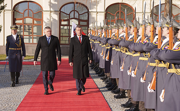 Babiš se u Fica dočkal vojenských poct, chtějí obnovit společná vládní jednání