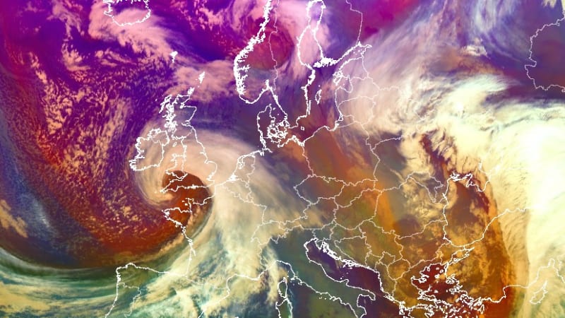 RADAR: Sněhová mračna se blíží k našim hranicím, co bude dál? Meteorologové varují řidiče