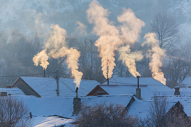 Soused začal šetřit a topí vším, co jde spálit. My se dusíme štiplavým kouřem