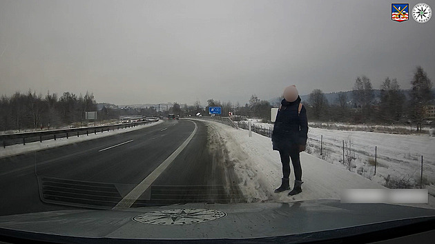 Žena zbloudila na procházce, cestu si zkrátila po rušné čtyřproudovce