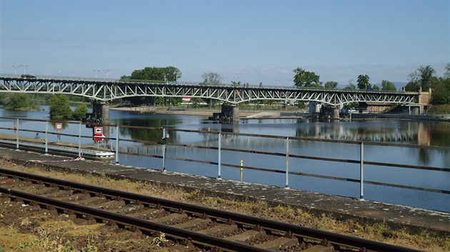 Problémy s průjezdem vlaků v Roudnici skončí, železničáři upraví kritické místo