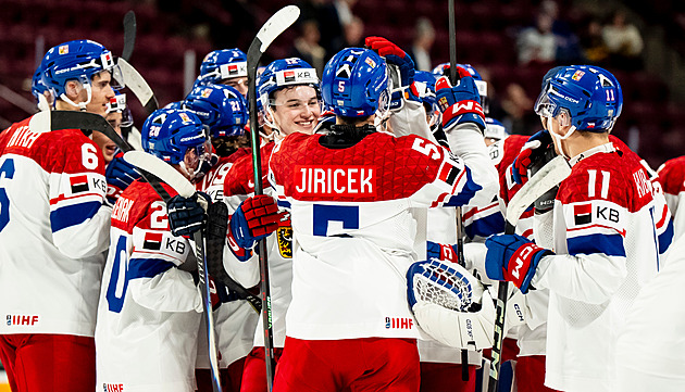 Junioři se konečně dostali domů. Smutné stříbro už dokázali přeměnit ve veselé