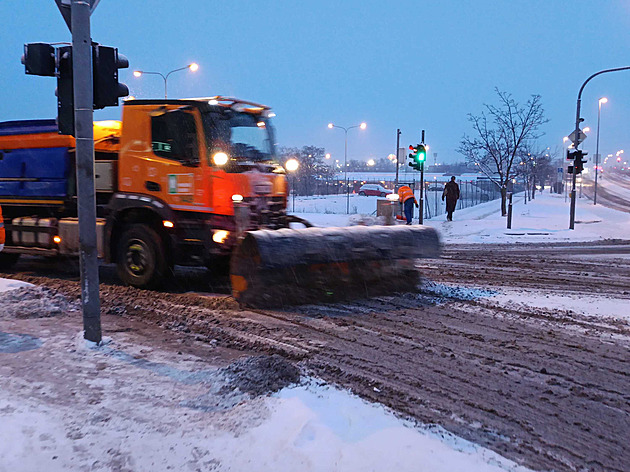 Sníh se dál sypal na Česko. Způsobil dvě hromadné nehody a řadu zpoždění