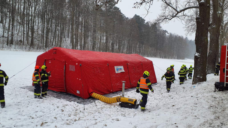 Drama v Moravském krasu: V 70 metrů hluboké jeskyni uvízl muž. Záchranáři mu razí cestu