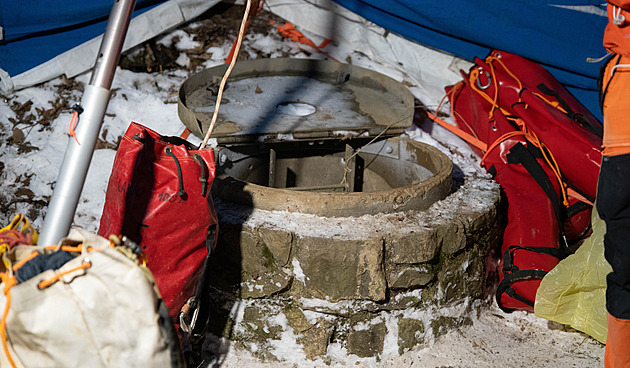 Po dlouhých hodinách hasiči vytáhli muže, který uvázl v jeskyni v Moravském krasu