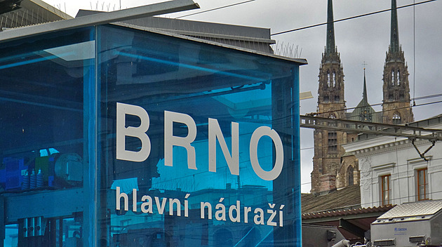 Na brněnském hlavním nádraží vykolejil vlak, provoz je přerušený