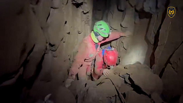 VIDEO: Plazili se po centimetrech. Hasiči ukázali, jak náročný byl zásah v jeskyni