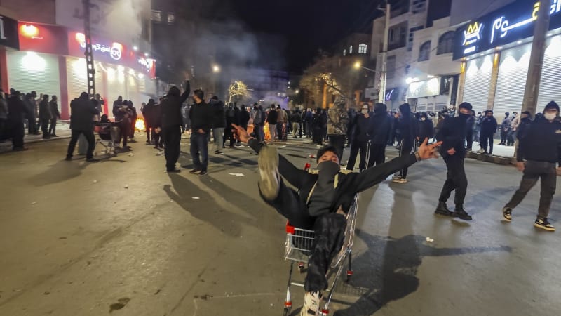 Krvavé čistky v Íránu: Režim vraždí „nepřátele Boha“. Zemřelo přes sto lidí. Trump zvažuje zásah