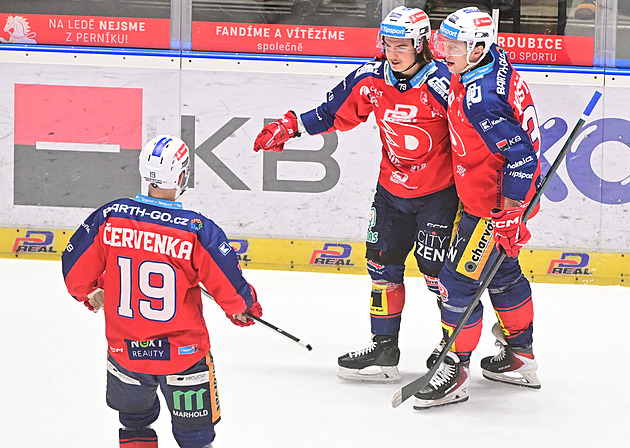 ONLINE: Pardubice vedou, Kladno i Třinec odskakují. Zvyšují také Vary v derby