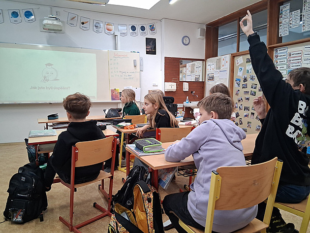 „Žáci nevěděli, že i ke kartě potřebují peníze.“ O financích se dá učit hravě