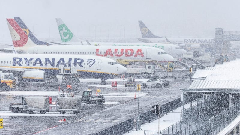 Ledový armagedon zasáhl Evropu: Odmrazování letadel nefunguje, zavírají se školy
