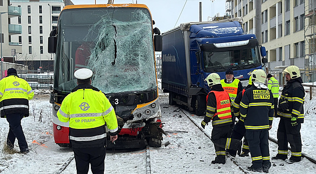 Tramvaj v Praze vykolejila po srážce s nákladním autem, oba řidiči jsou zranění