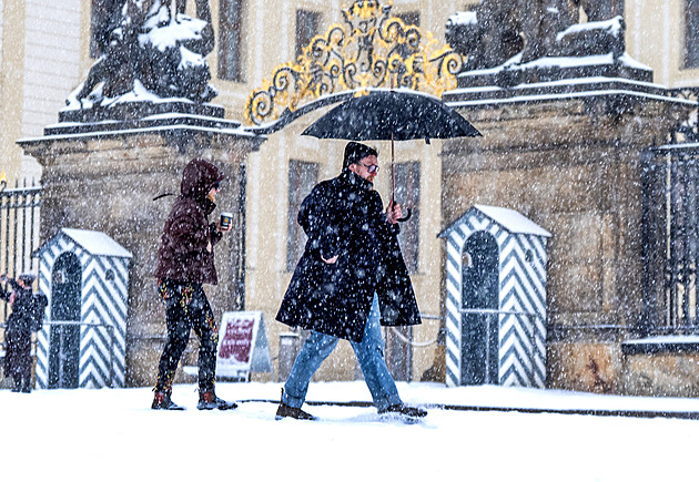 Po nejchladnějším ránu zimy nastane oteplení a ledovka. Hrozí nebezpečí, varuje ČHMÚ