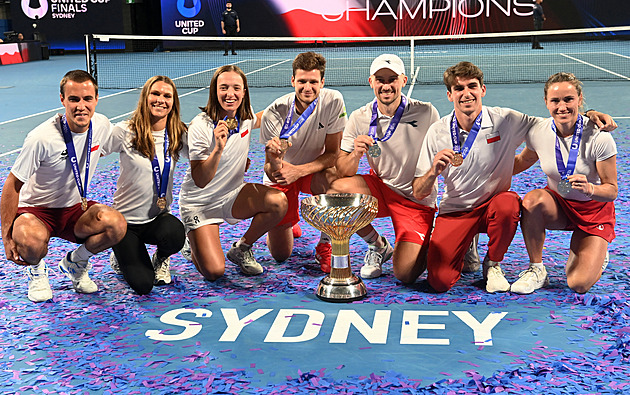 Poláci velebí hrdinu, jenž překonal zranění a pálí esa. Zvereva zdeptal tak, až nadával